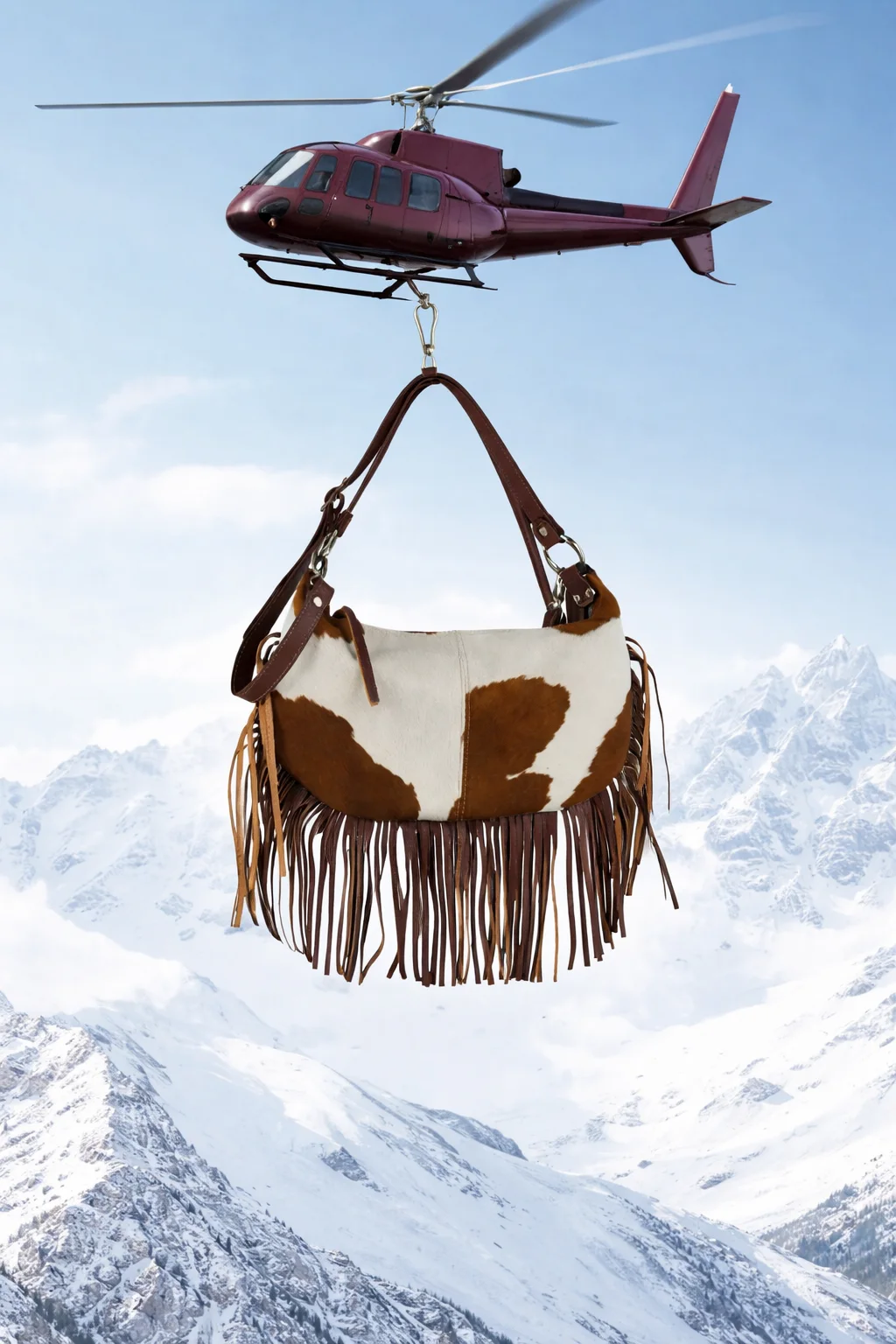 Trabajo de imagen corporativa: composición de una cartera transportada por un helicóptero sobre montañas nevadas