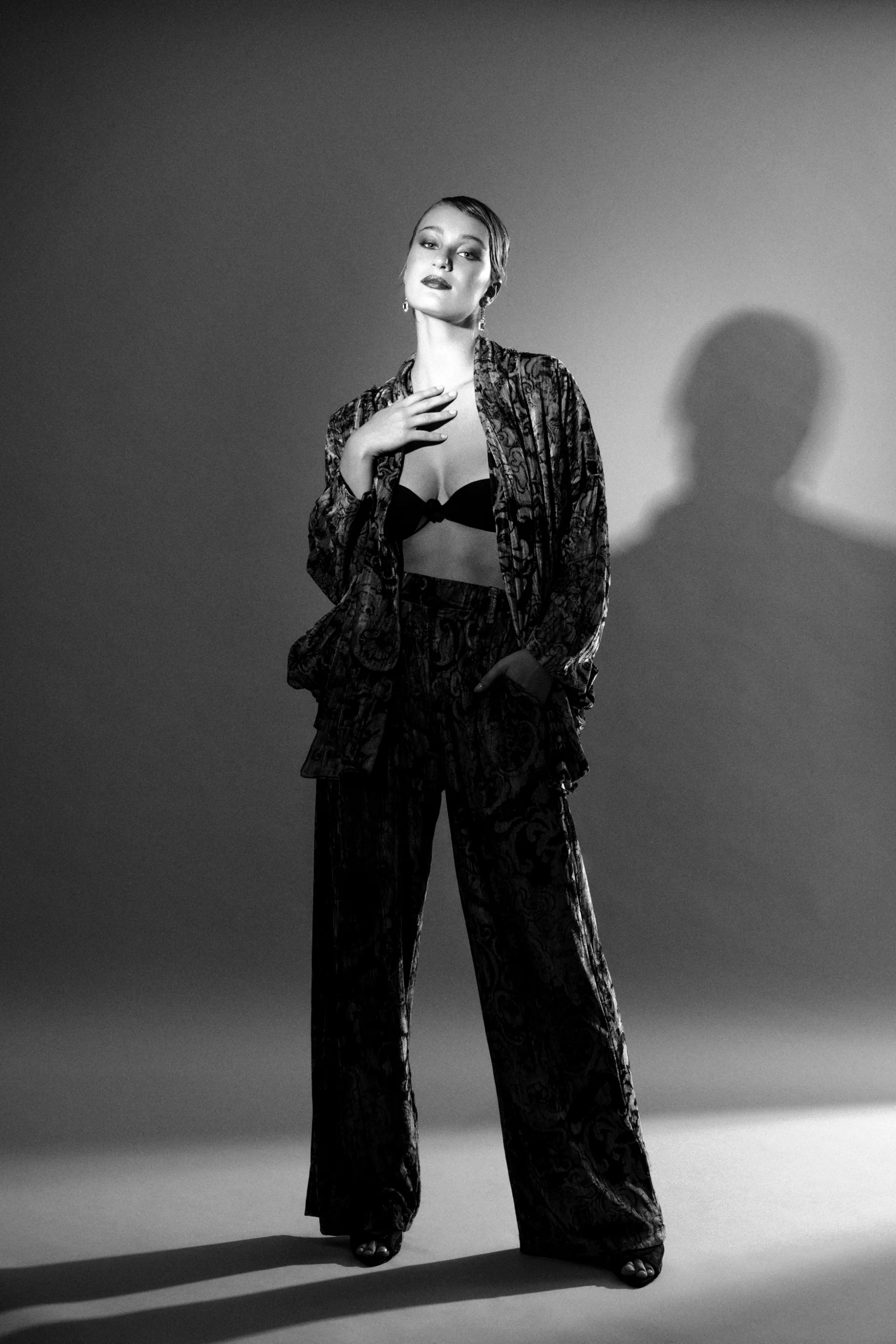 Retrato de moda en blanco y negro con iluminación de estudio