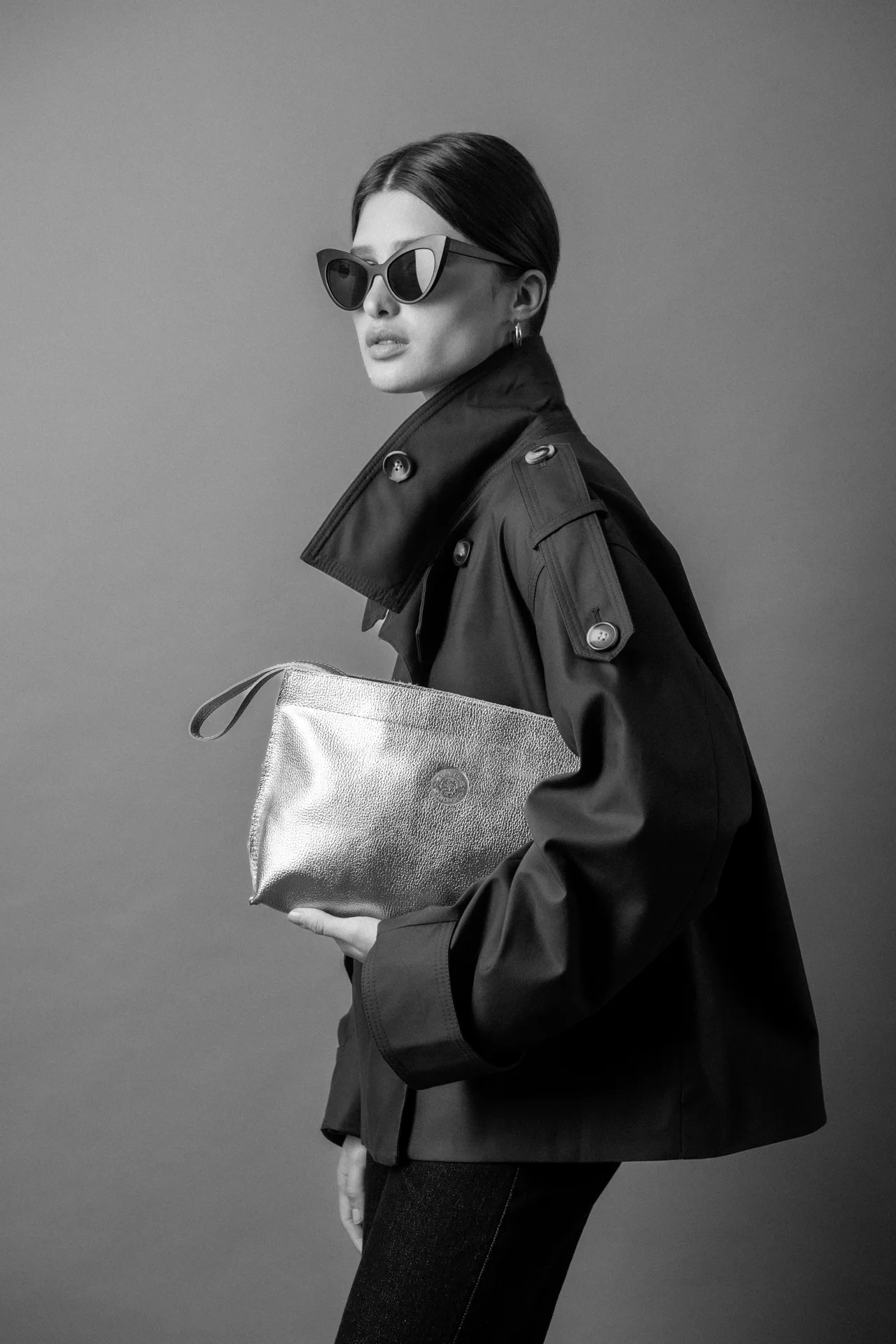 Modelo con lentes y cartera en una producción de moda de Nairobi