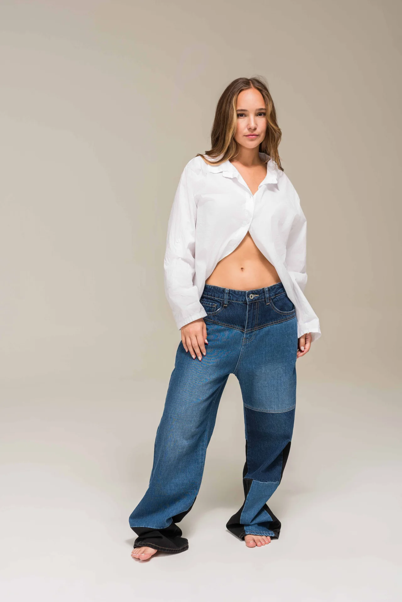 Producción de campaña de moda con camisa blanca y jeans